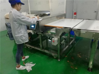 餅干生產(chǎn)線(xiàn)使用金屬檢測(cè)機(jī)